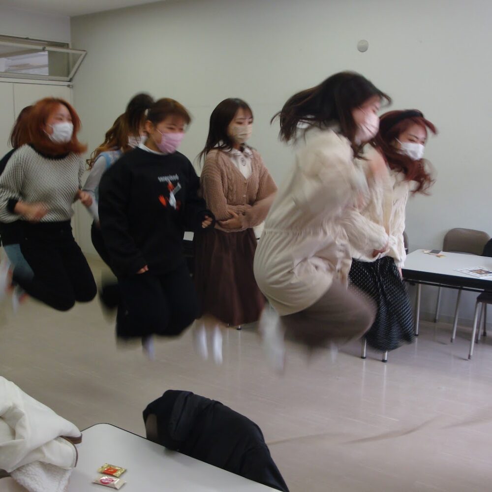 突然に 始まるゼミ室 長縄大会 （2年生最後のゼミ活動）