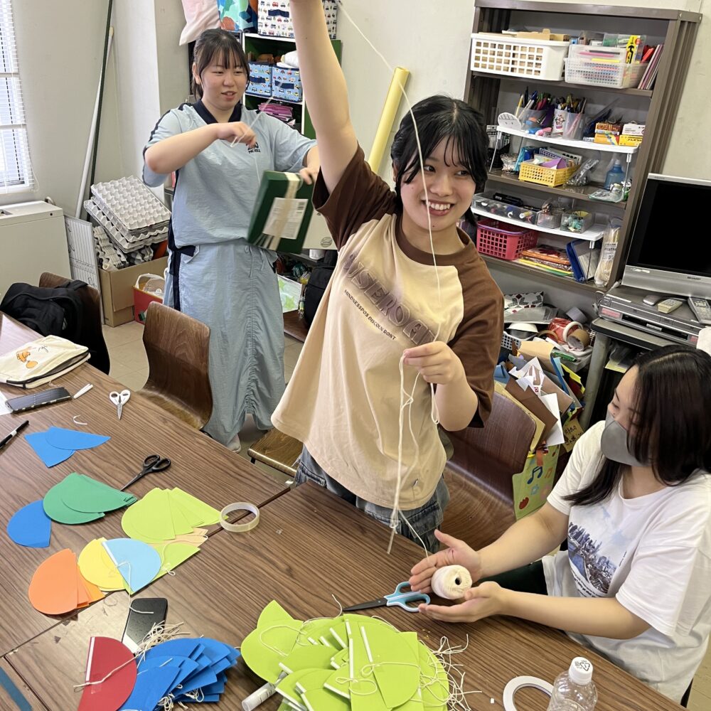 幼稚園夏祭りボランティア準備中(金野ゼミ:1年生)