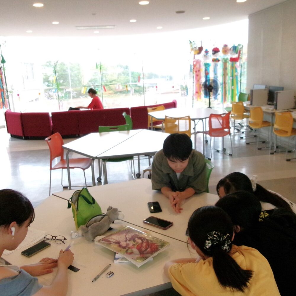 七夕飾りと、金曜日の放課後②（1年生＠3階ラウンジ）