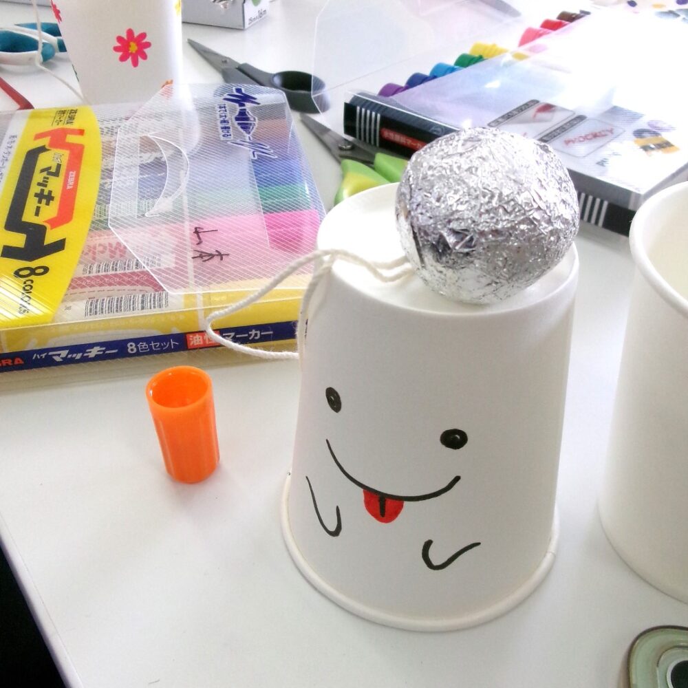 紙コップで「けんだま」作り(「こどもの夢ひろば ボレロ」準備中)
