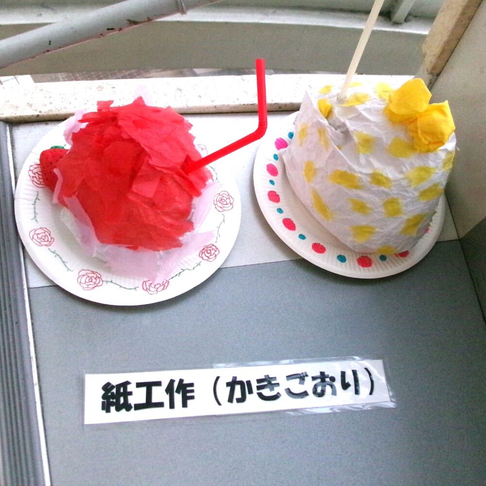 オープンキャンパスお出迎え@階段(造形授業 製作物:1年生)