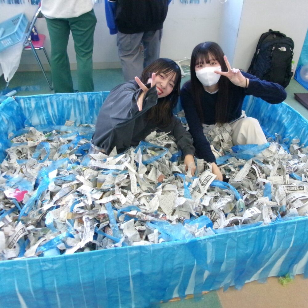 「宝探し」準備中（新聞紙プール）（ﾁｬｲﾙﾄﾞｱｲﾗﾝﾄﾞ前日）