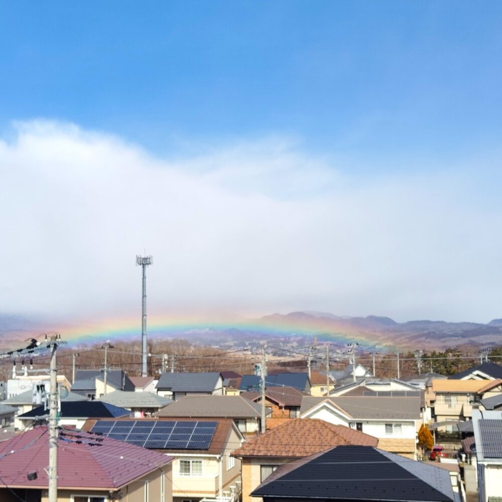 少し珍しい、虹(3階、校舎の窓から)